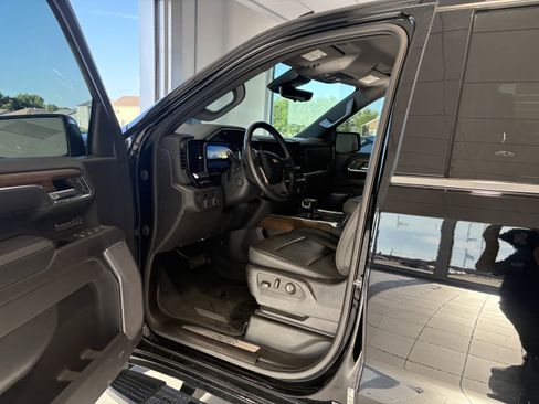 Used 2023 Chevrolet Silverado 1500 High Country w/ Technology Package image 9