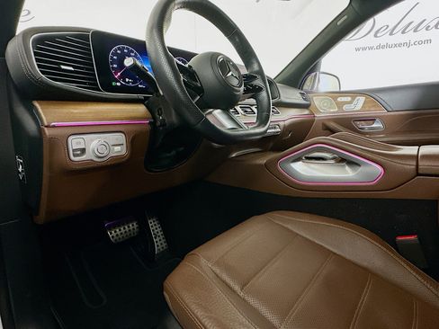 Used 2024 Mercedes-Benz GLS 580 4MATIC w/ E-Active Body Control Package image 7