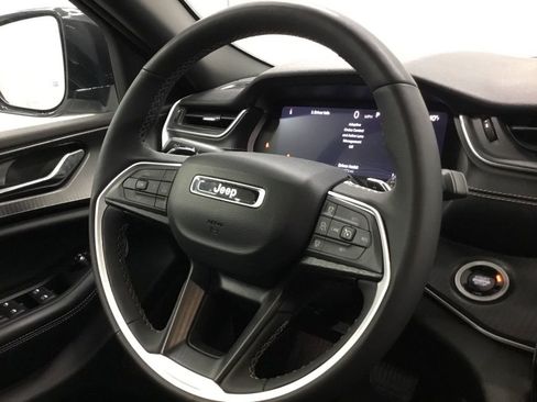 Used 2025 Jeep Grand Cherokee Altitude image 37