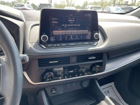 Used 2024 Nissan Rogue SV FWD image 22