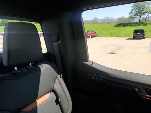 Used 2024 GMC Sierra 1500 AT4 w/ Technology Package AWD/4WD image 15
