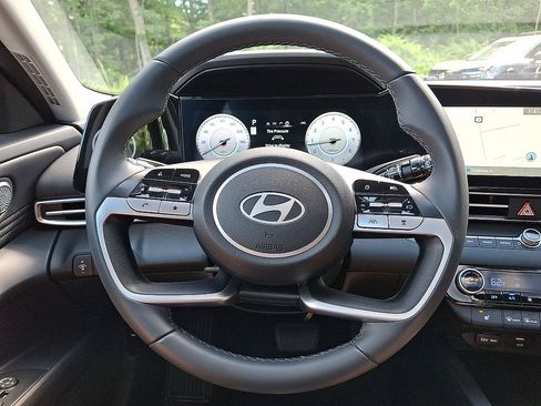 Used 2025 Hyundai Elantra SEL w/ Cargo Package FWD image 16