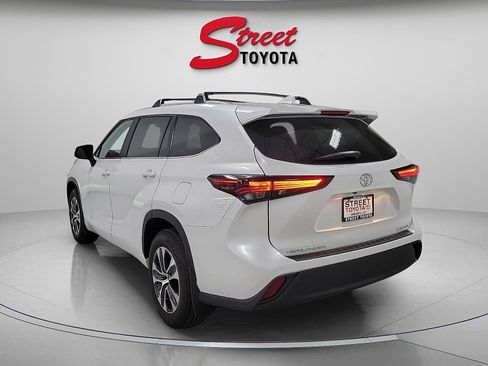 Certified 2024 Toyota Highlander XLE AWD/4WD image 2