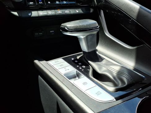 Used 2024 Hyundai Elantra Limited FWD image 14