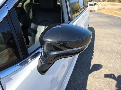 Used 2024 Chrysler Pacifica Touring-L image 39