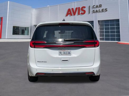 Used 2024 Chrysler Pacifica Touring-L FWD image 7