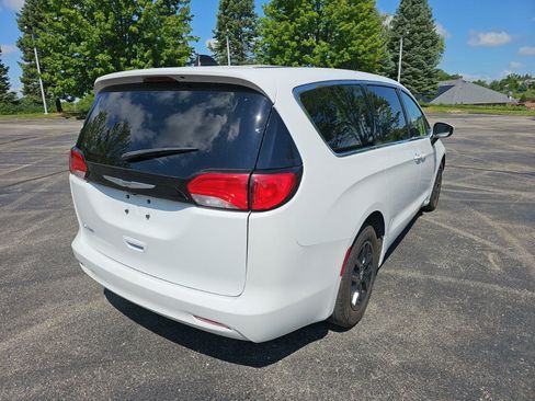 Used 2023 Chrysler Voyager LX FWD image 6