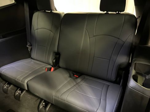 Used 2023 Buick Enclave Essence image 24