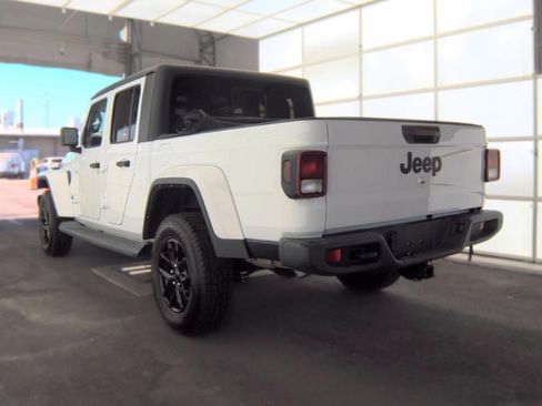 Used 2022 Jeep Gladiator Sport AWD/4WD image 9