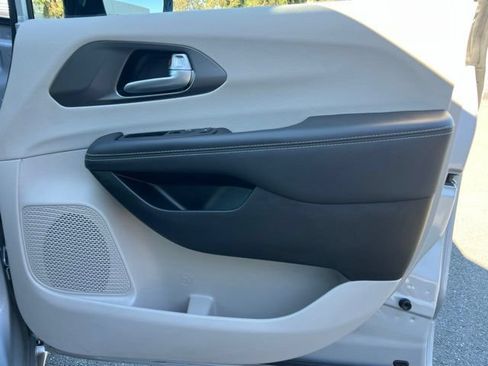 Used 2024 Chrysler Pacifica Touring-L FWD image 28