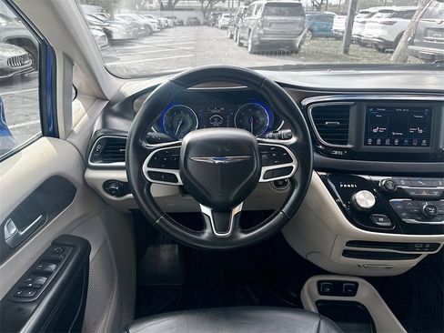 Used 2018 Chrysler Pacifica Touring-L image 22