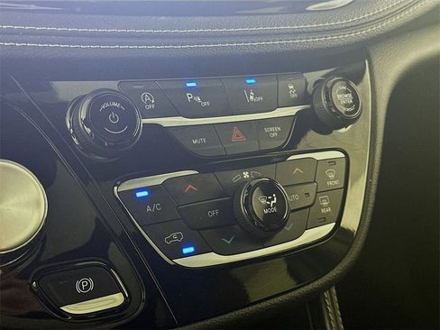 Used 2025 Chrysler Pacifica Limited image 18