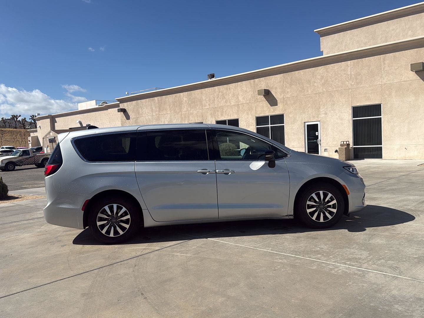 Used 2024 Chrysler Pacifica Limited FWD image 6