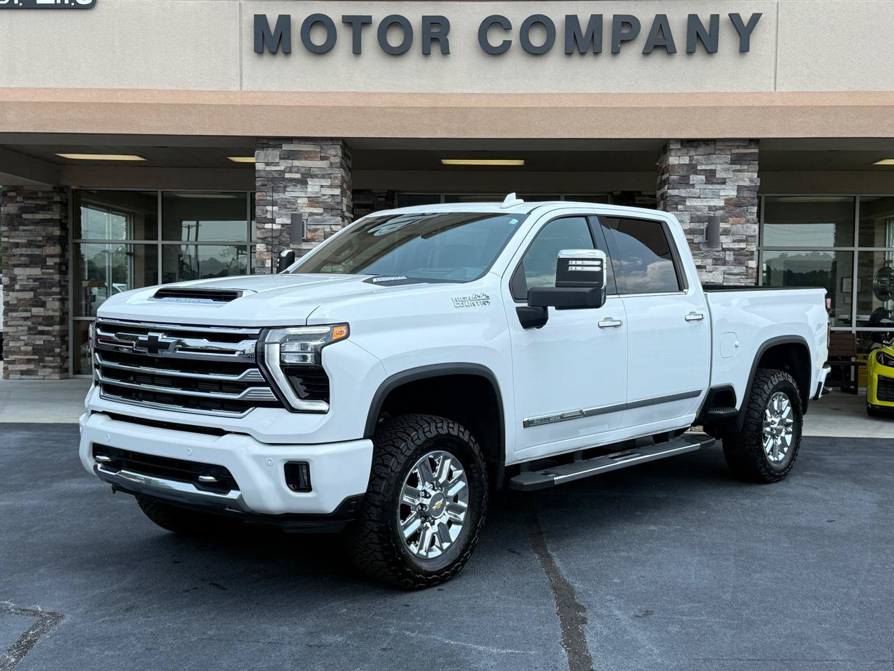 Used 2024 Chevrolet Silverado 2500 High Country w/ High Country Premium Package AWD/4WD image 1