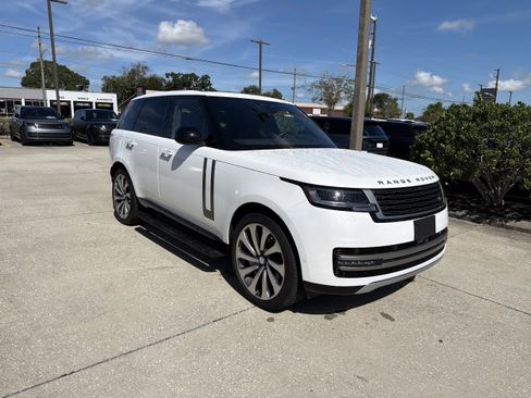 Used 2025 Land Rover Range Rover SE AWD/4WD image 2