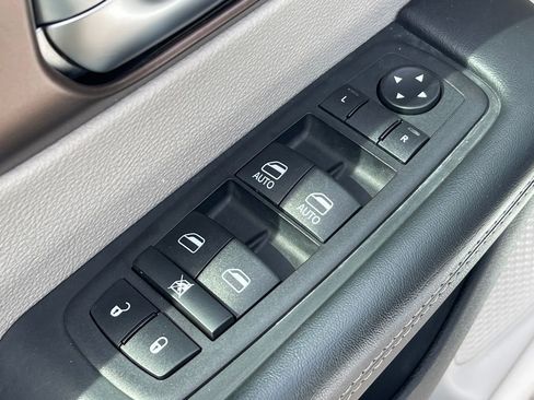Used 2023 Chrysler Voyager LX FWD image 16