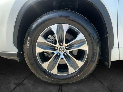 Used 2025 Toyota Highlander XLE image 16