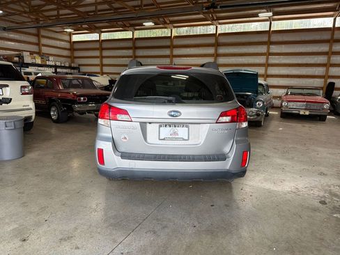 Used 2011 Subaru Outback 2.5i Limited w/ PWR Moonroof Pkg AWD/4WD image 9