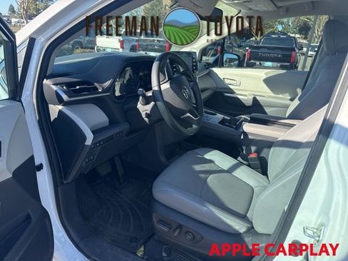 Used 2023 Toyota Sienna Limited image 7