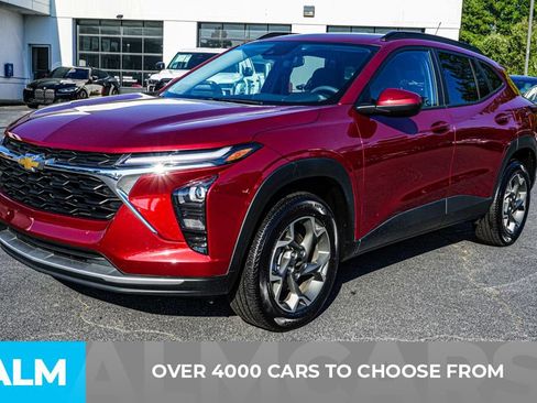 Used 2025 Chevrolet Trax LT FWD image 2