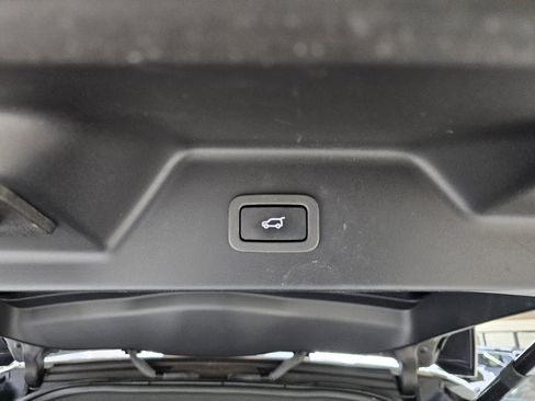 Used 2017 Land Rover Range Rover HSE image 14