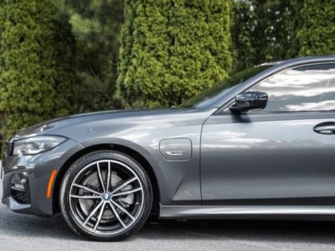 Used 2022 BMW 330e w/ M Sport Package RWD image 10