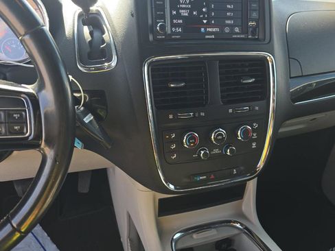 Used 2019 Dodge Grand Caravan SXT image 10