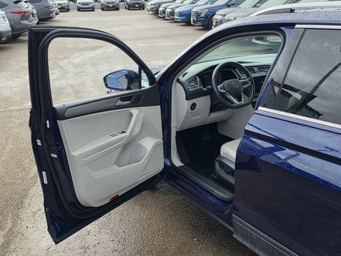 Used 2022 Volkswagen Tiguan SE image 40