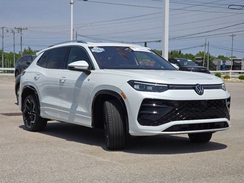 Used 2025 Volkswagen Tiguan SEL R-Line AWD/4WD image 6