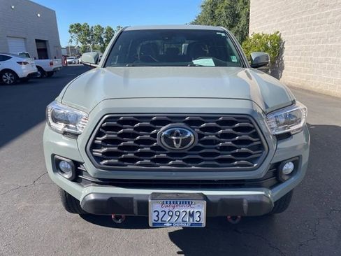 Used 2022 Toyota Tacoma TRD Off-Road w/ TRD Premium Off Road Package AWD/4WD image 2