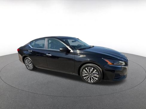 Used 2025 Nissan Altima 2.5 SV image 2