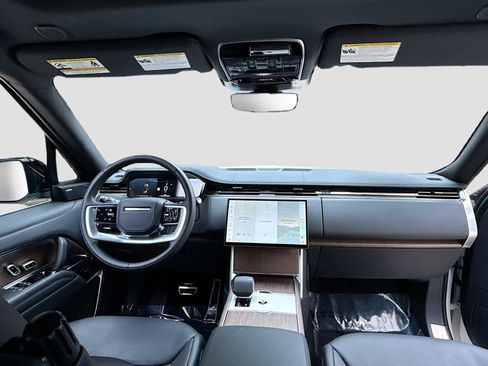 Certified 2025 Land Rover Range Rover SE AWD/4WD image 9