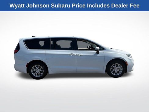 Used 2023 Chrysler Pacifica Touring-L FWD image 9