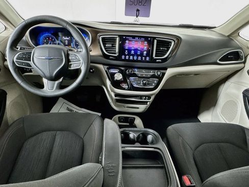Used 2017 Chrysler Pacifica Touring Plus w/ Tire & Wheel Group FWD image 25