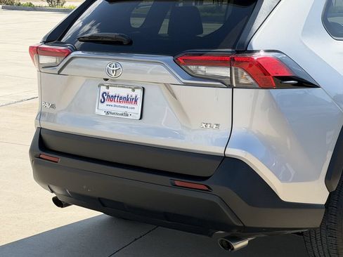 Used 2021 Toyota RAV4 XLE FWD image 6