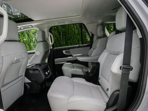 Used 2025 Ford Expedition Platinum AWD/4WD image 30