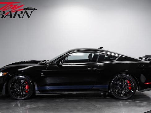 Used 2021 Ford Mustang Shelby GT500 w/ Technology Package RWD image 2