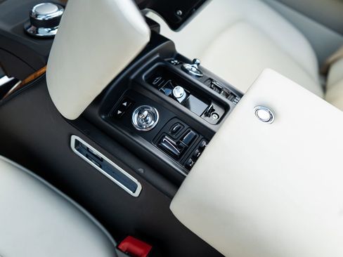 Used 2010 Rolls-Royce Phantom Drophead Coupe image 28