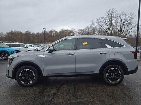Used 2024 Kia Sorento S w/ Panoramic Sunroof Package image 4