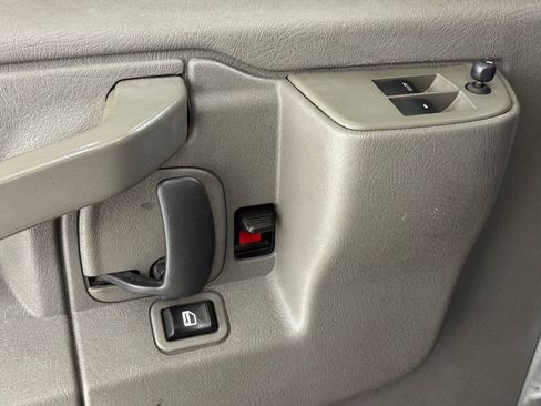 Used 2016 Chevrolet Express 2500 RWD image 41