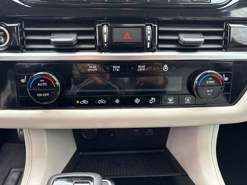 Used 2024 Nissan Pathfinder SL AWD/4WD image 24