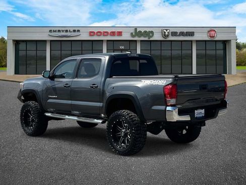 Used 2017 Toyota Tacoma TRD Sport AWD/4WD image 28