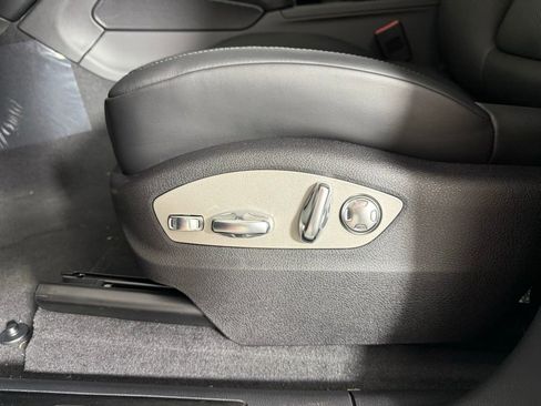 New 2025 Porsche Macan Turbo image 28