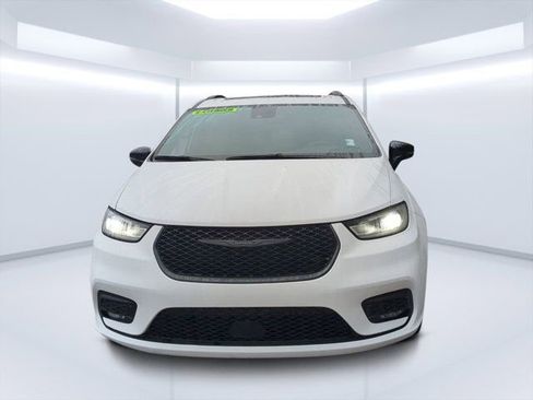 Used 2025 Chrysler Pacifica Limited image 8