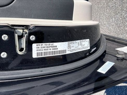 Used 2023 Chrysler Pacifica Touring-L FWD image 18