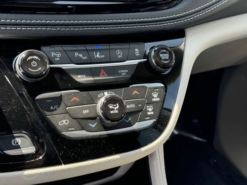 New 2024 Chrysler Pacifica Limited image 19