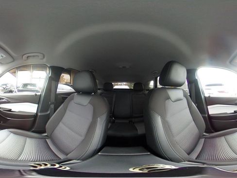 Used 2025 Chevrolet Trax LT image 42