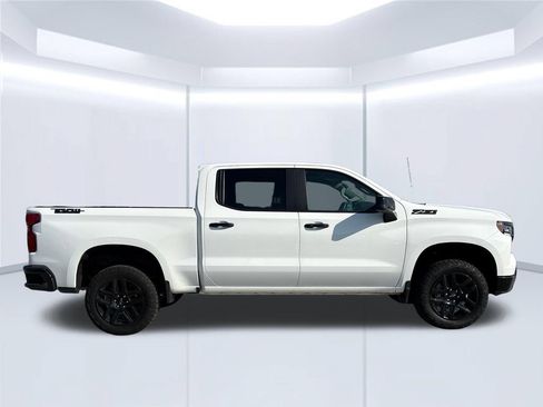 Used 2024 Chevrolet Silverado 1500 LT Trail Boss w/ Dark Appearance Package AWD/4WD image 9