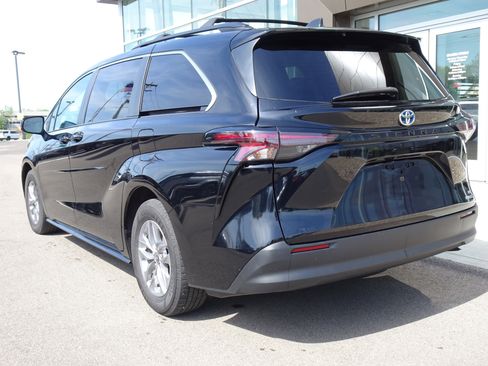 Used 2024 Toyota Sienna LE FWD image 3