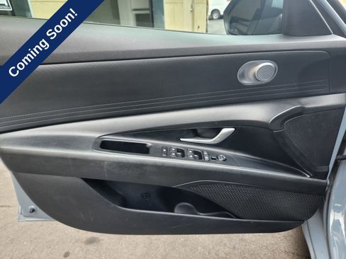 Used 2021 Hyundai Elantra SE FWD image 16